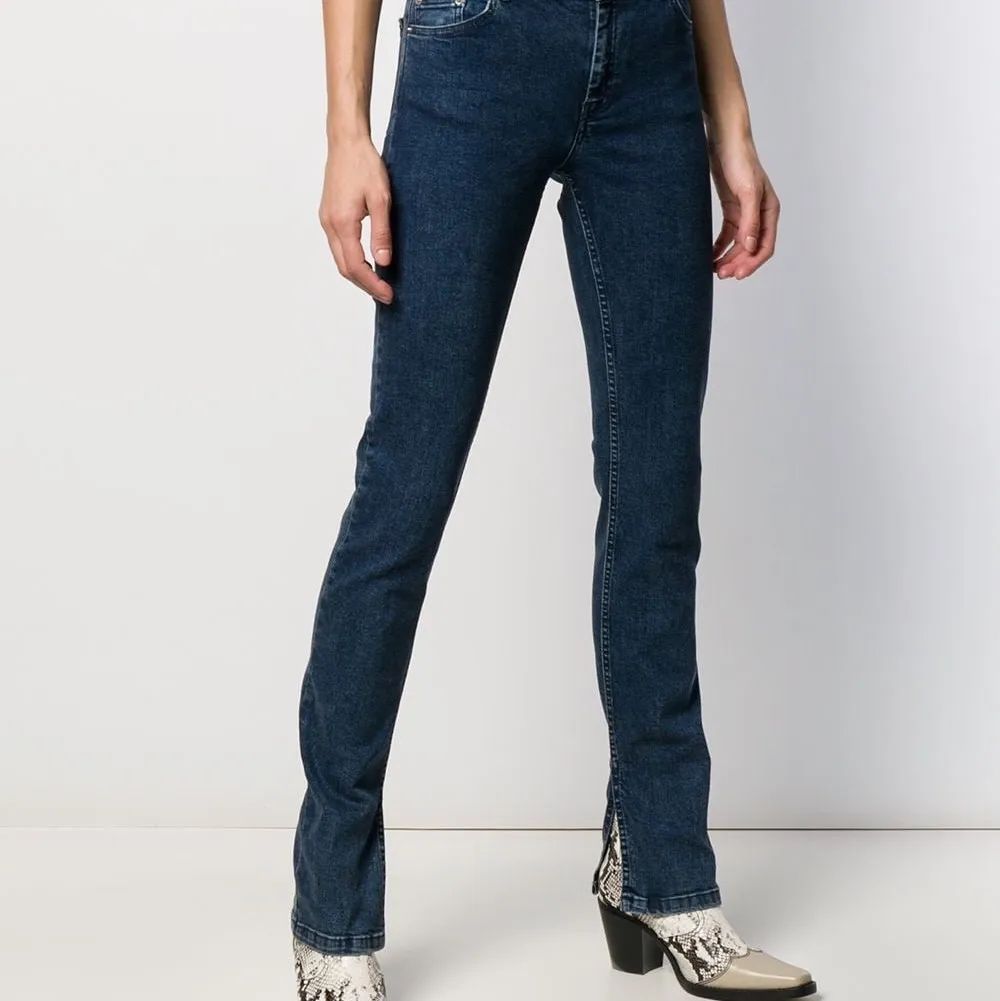 Jeans i nyskick från Ganni. Använda vid max fem tillfällen. Jeansen är smala i benen med extralånga ben och split vid benslutet. . Jeans & Byxor.