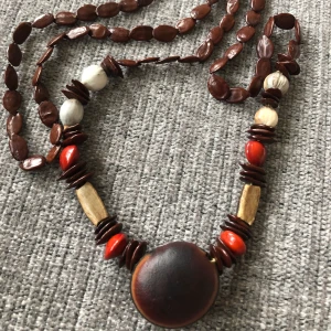  Superfint långt handgjort halsband (nytt)🍂 - Superfint långt handgjort halsband (nytt)🍂 •Pris: 49 kr •Från Afrika 🦒 •Aldrig använt  🚭Djurfritt och rökfritt hem 📬Kan skickas mot fraktkostnad(11 kr)