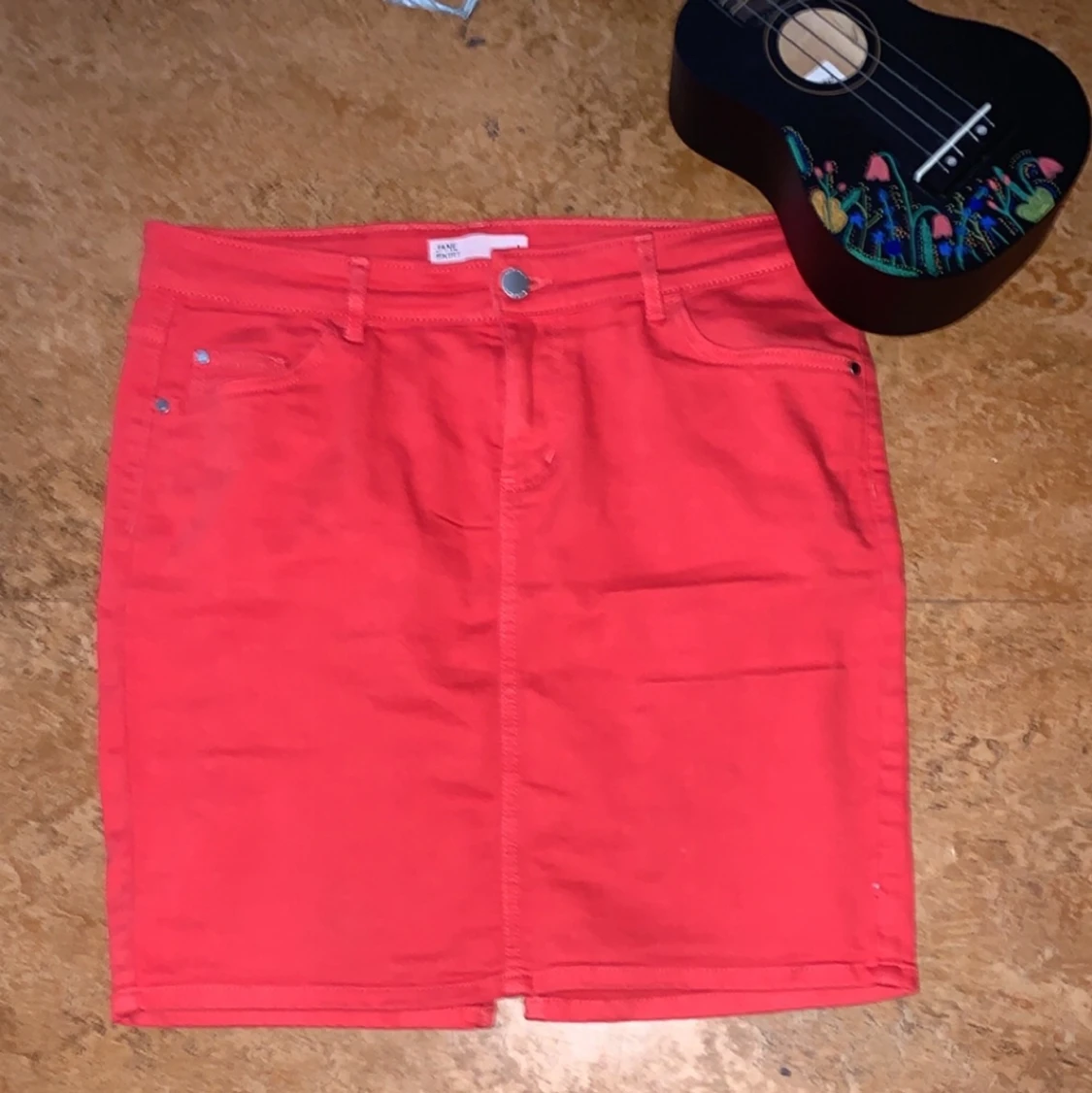 Röd jeans kjol. - 90