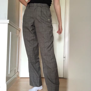 Grå Kostymbyxor  - Högmidjade Kostym byxor köpta i en vintage butik i Paris, använd fåtalgånger. Står ej stolek. Midjemått högst upp 75cm. 💗