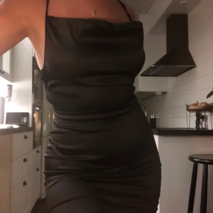 satinklänning - satinklänning i nyskick (använd en gång) från madlady som inte finns kvar i sortimentet 💕  storlek 38 men passar S/M 💕 köpare står för frakt 💕