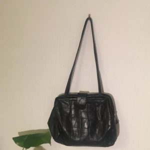 Cool väska  - Väska i väldigt bra storlek och i krokodilmönster. Materialet är i läderimitation, i bra skick