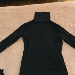 Polotröja - En svart långärmad svart polotröja från lager 157