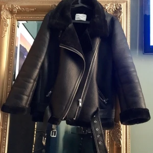 Pilotjacka  - Svart ”pilotjacka” som de kallas. Köpt på zara 🦋 storlek M men passar även mig som är en vanligtvis S, frakten ligger på 110kr 💕🧚🏼✨ högsta bud: 680 ink. Frakt 🥰 Säljer för 800 vid snabb affär 🦋