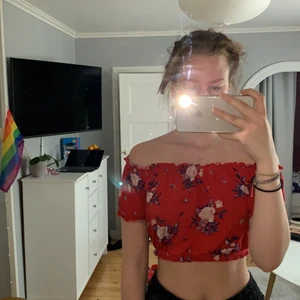 Röd topp - Röd topp från HM, använd under en 2-veckorsperiod i spanien. Går att använda som off-shoulder men går även att ha armarna på axlarna och använda som ”t-shirt”. magtröja. Storlek XS. Kan mötas upp i Norrköping/Söderköping, annars står köpare för frakten. 