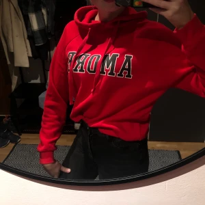 Huvtröja stl S🦋 - Röd huvtröja från Gina tricot💙 jätte skön och i bra skick! Använd fåtal gånger, köparen står för frakt🦋