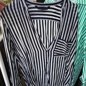 Zara blus svart/vit  - Zara blus svart/vit randig sparsamt använd. Kortare fram. 
