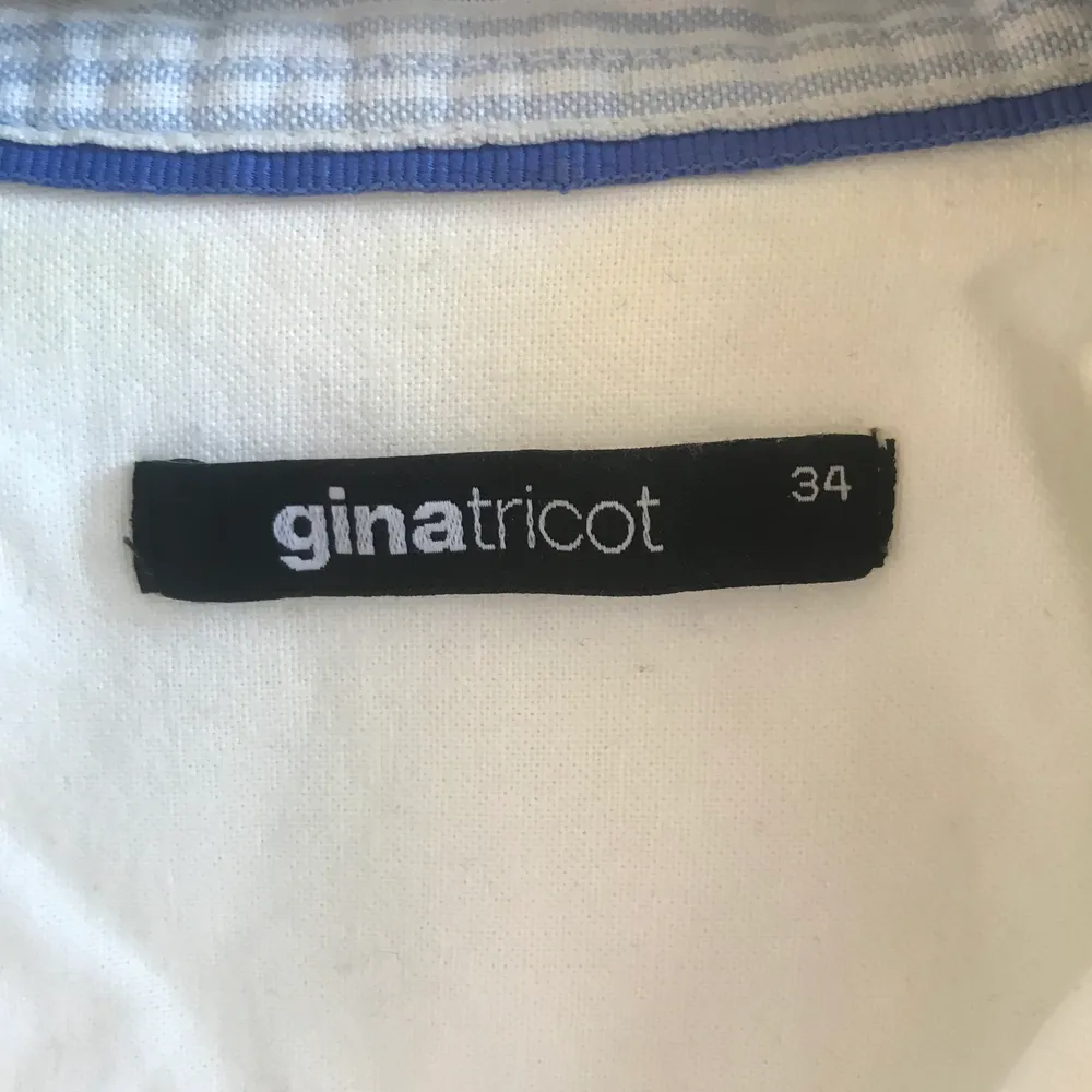 Skjorta från Gina tricot. I gott skick. Kommer självklart strykas. I storlek 34.. Skjortor.