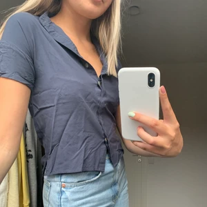Blå blus - Blå blus i storlek s men mera som en xs. Använd få gånger och är i bra skick. 