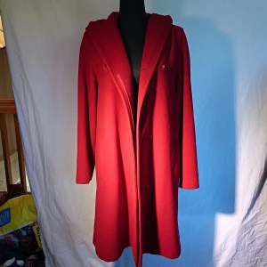 Röd vintagekappa - Jättefin vintagekappa i mjukt material med huva, passar M
