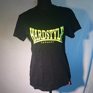 Hardstyle t-shirt  - Oanvänd t-shirt, storlek M