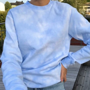 Tiedye sweatshirt  - Säljer denna skitsnygga sweatshirten med tiedye. Den är helt ny och endast prövad för bilder. Storleken är XS men den sitter mer som en oversized XS/S. Spårbar frakt tillkommer på 60kr:) Dessa säljer fort så först till kvarn! 