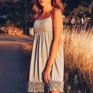 Vintage klänning  - Vintage jeans klänning med gulliga volanger och smala axelband. 😍 Tyvärr för liten. Storlek XS 