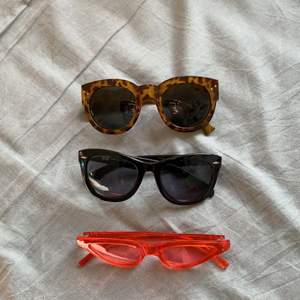 Säljer tre olika solglasögon för 20kr st. Bruna är från Ginatricot, svarta från h&m och RÖDA ÄR SÅLDA✨ Frakt ligger på 22kr.