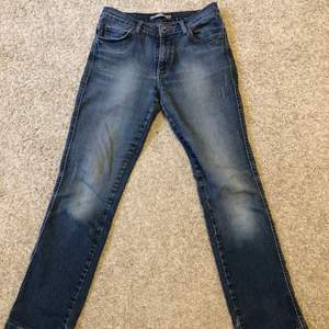 Ett par lågmidjade jeans som jag aldrig använt i storlek 36!✨