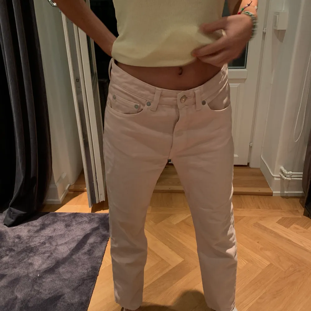 Rosa jeans från arket, kostade 800kr från början💞 Strl W27 men passar även mig som brukar ha W25. Är 163cm men går att va både längre eller kortare beroende på hur du vill att de sitter💖. Jeans & Byxor.