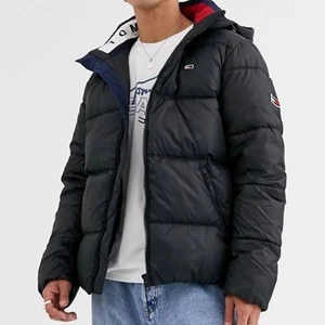 Tommy jeans puffer jacket - Dunjacka från tommy jeans! Använd ett tiotal gånger så väldigt bra skick. Går att ta av luvan så det bara blir en krage. Säljes pga kommer ej till användning. Köpt för ca 2500. Skriv för fler bilder! 