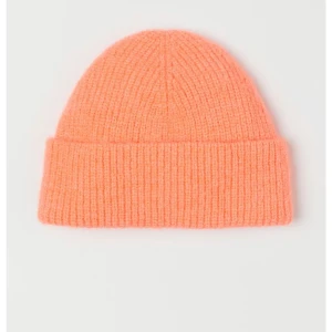 Skit ball orange mössa - Slutsåld h&m mössa , perfekt nu till hösten och vintern för liva upp din outfit❤️.Köpt på h&m för 100kr och aldrig använd. Frakt tillkommer på 50kr 