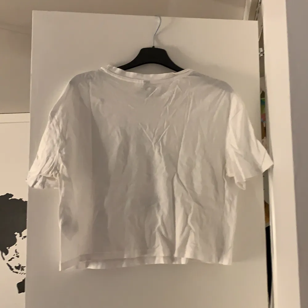 Fin vit halvcropad tröja från hm i storlek s, knappt använd fint skick. T-shirts.