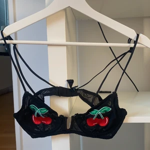 Urban outfitters cherry bh/topp - En söt see-though topp/bh från Urban outfitters med körsbärs cover! 🍒🍒🍒
