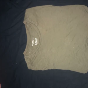 Grön t-shirt - Skitsnygg om man knyter den där nere och sedan har typ jeans till ;)