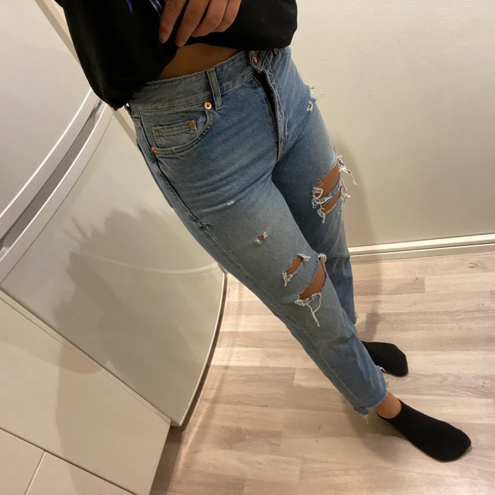 Jeans från H&M, nytt skick. Använda ca 2 gånger. Stl 25, passar 36, möjligtvis 34. Är 162 cm lång. Finns i Västerås, kan mötas upp annars står köparen för frakt. . Jeans & Byxor.