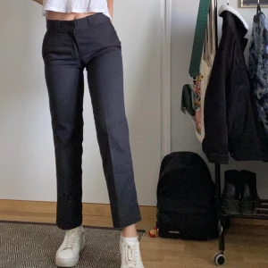 Dickies 874 original fit - Jättesnygga dickies byxor i väldigt bra skick! Säljer då byxan är för liten för mig :( därmed har jag även bara använt den ett fåtal gånger! (köparen står för frakt)