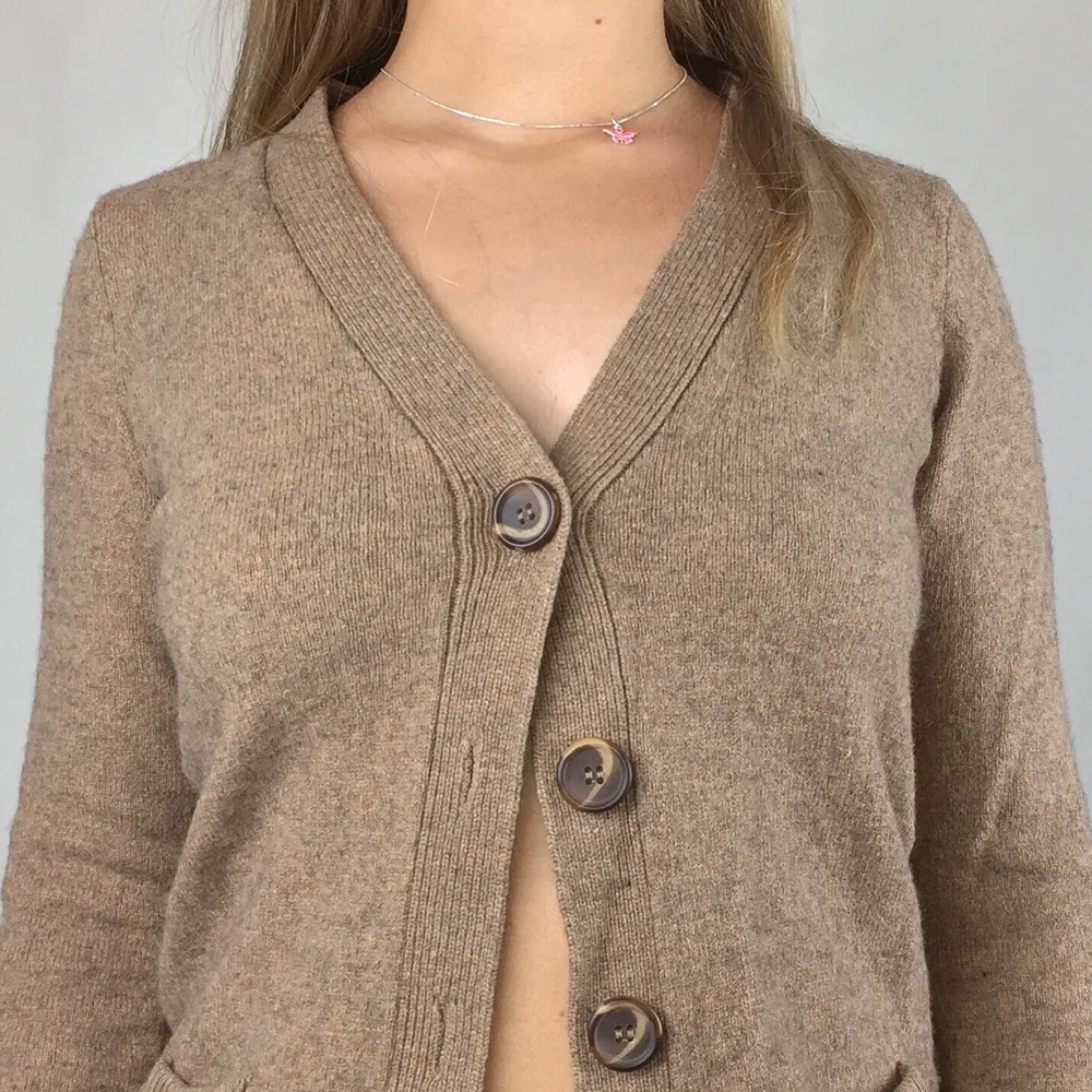 This super cute cardigan are from KappAhl! In good condition, size M.  40% Viscose, 35% Polyamide, 20% Merino Wool and 5% Cashmere. No return nor refund. Free shipping everywhere in Sweden.. Tröjor & Koftor.