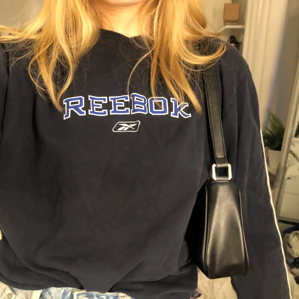 Vintage Reebok sweatshirt i tunnare material. Supersnygg men kommer inte till användning. Lite längre men funkar bra att t.ex stoppa in i byxorna 💫 Köparen står för frakt:). Tröjor & Koftor.