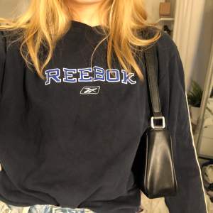 Vintage Reebok sweatshirt i tunnare material. Supersnygg men kommer inte till användning. Lite längre men funkar bra att t.ex stoppa in i byxorna 💫 Köparen står för frakt:)