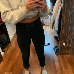 Mörkblå jeans - Mörkblåa jeans från zara, som ni ser på andra bilden har jag valt att vila upp dom men går oxå att inte ha det. Storlek 34
