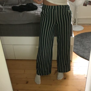 Grön/vita randiga tyg byxor  - Fina raka tygbyxor i st XS, passar S också! Använda max 5 ggr. Skönt material med bra passform, sitter inte åt i midjan! Fickor finns!!💕 frakt tillkommer