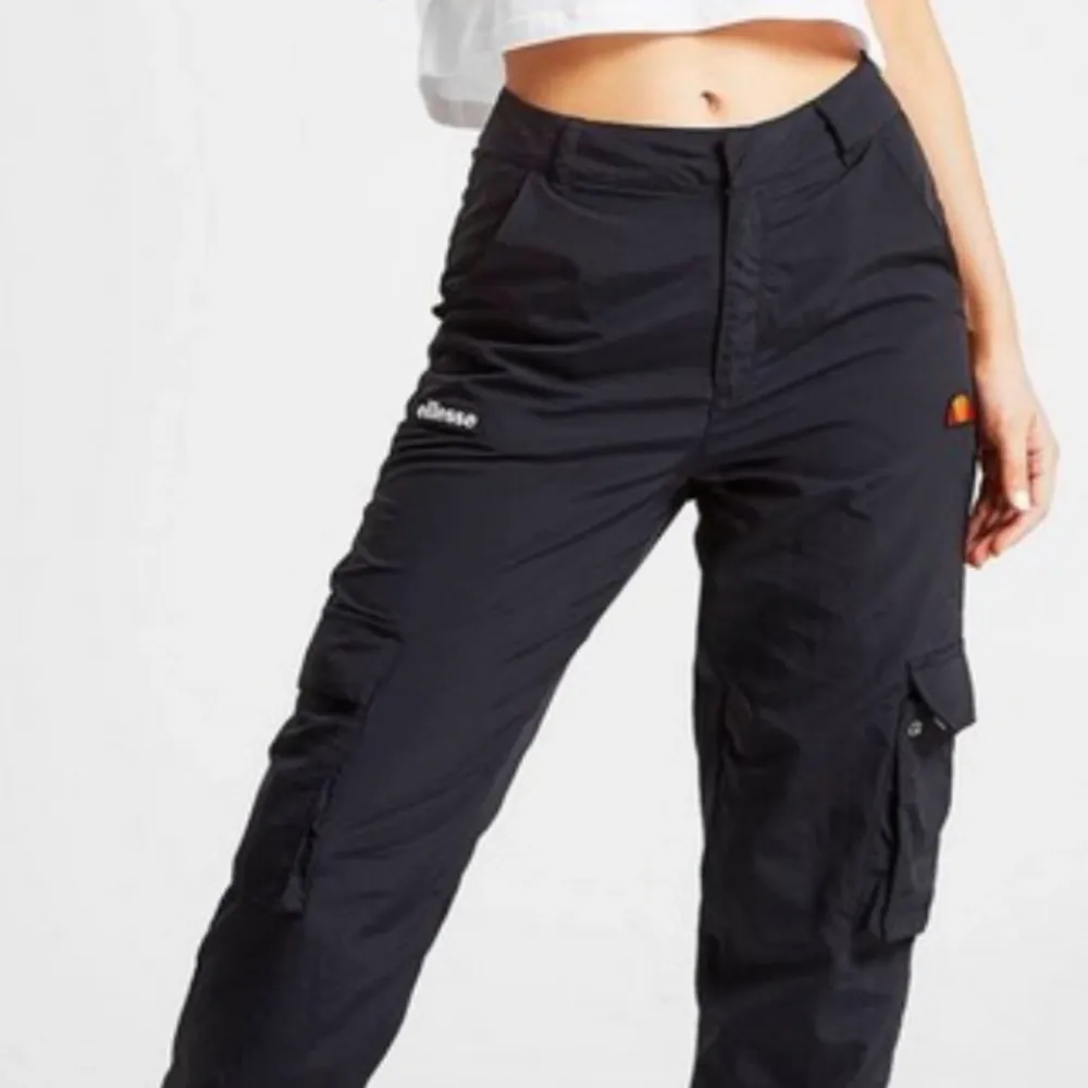 Helt oanvända Cargo pants från Ellesse! Väldigt snygga men inte min stil tyvärr! . Jeans & Byxor.