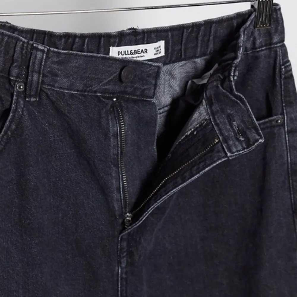 Jeans från Pull&Bear storlek 36. Endast testade men glömde skicka tillbaka dessa. Elastisk midja så passar dom flesta!. Jeans & Byxor.