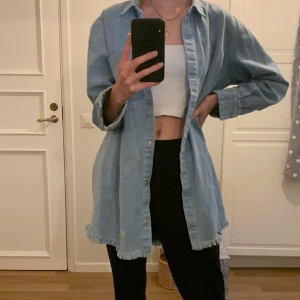Weekday  - Oversized skjorta/ jacka i jeans material från weekday! Storlek XS men passar en S-M också. Använd 2-3 gånger