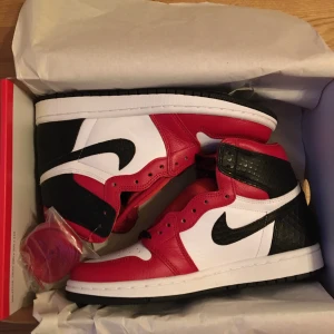 Air Jordan 1 Retro High Satin Snake - Air Jordan 1 Retro High Satin Snake i storlek 36.5, oanvända. Kommer med låda och alla tillbehör.        Kom med bud, startar på 2500kr.                        Högsta bud: 2700kr                                                    Budgivningen avslutas på söndag kväll.