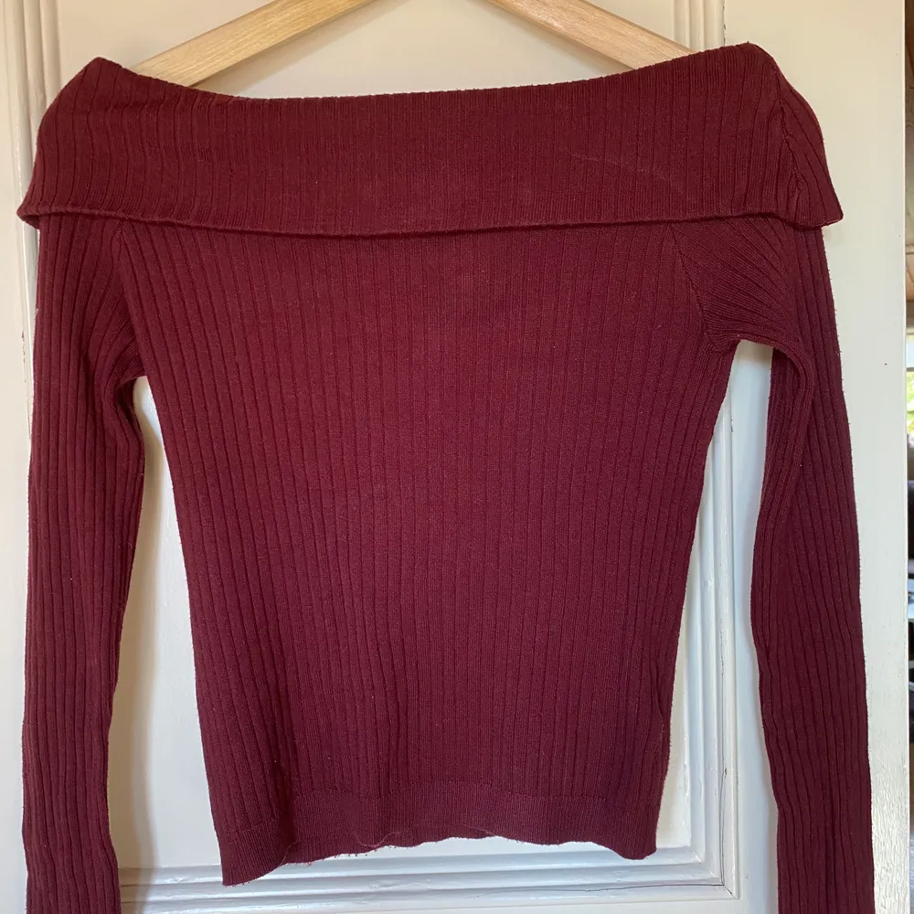 Vinröd offshoulder tröja från H&M strl s. Säljer för 30kr + frakt. Stickat material. . Stickat.
