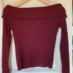 Vinröd offshoulder tröja från H&M strl s. Säljer för 30kr + frakt. Stickat material. 