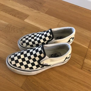 Vans - Vans slip-ons i bra skick , använda bara några gånger. Storlek 36, men passar mig som brukar ha 36,5 - 37