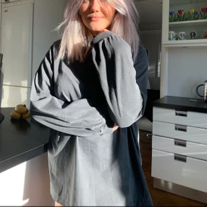Oversized ”Faded wash top”  - Skit söt ”tröjklänning” som går att ha till allt speciellt över ett par snygga jeans så är det hur coolt som helst🌸🌸Köpt för 400kr och säljer för 250kr då den är som oanvänd🧸🧸(frakt tillkommer)