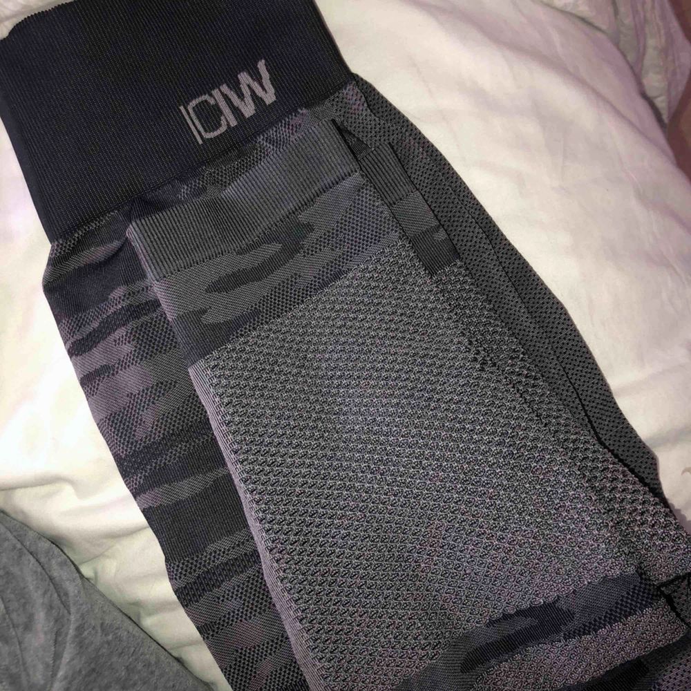 Högmidjade seamless träningstights från iCaniWill i färgen ”Camo Dark Grey”  Använd ett fåtal gånger och säljer då dem är för stora på mig! Nypris- 599 kr. Jeans & Byxor.