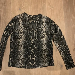 Gina tricot tröjor - Skönaste och snygga tröjor från Gina. Fleece material. Går att köpa var för sig eller tillsammans. Storlek S