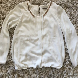 Klassisk vit blus - Klassiskt vit blus med guld detaljer storlek 36