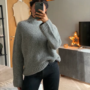 Stickad tröja - Grå stickad tröja med smått vida ärmar och liten polo från H&M i storlek XS. Buda i kommentarerna eller skriv till mig privat! Frakt tillkommer om mötas inte är möjligt!  