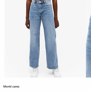 Yoko jeans  - Säljer mina jeans ifrån monki💞 de är modellen Yoko mid blue, i storlek 24