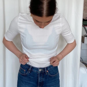 Vit t-shirt - Vit, tunn, ribbad T-shirt med lite längre ärmar från Vero Moda, storlek M. Endast använda en gång. Buda i kommentarerna eller skriv till mig privat! Frakt tillkommer om mötas inte är möjligt!  