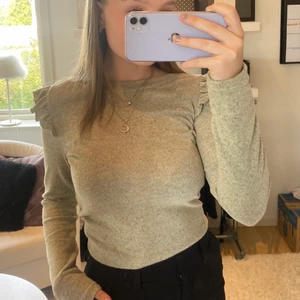 Tröja med volang - Stickad långärmad tröja med volanger på axlarna. Jättesöt tröja som är köpt från Vero Moda. Köparen står för frakt ☺️✨