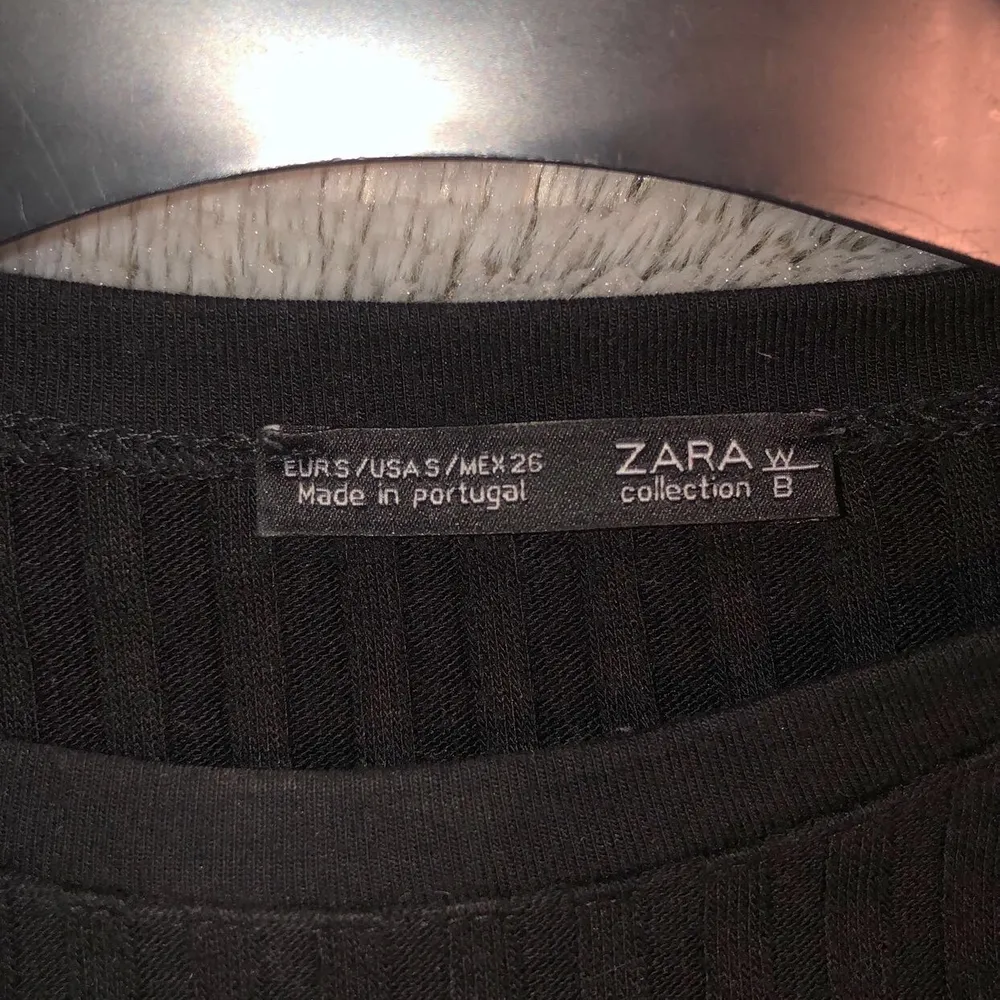 Ribbad svart tröja från Zara. Super fin och bra kvalite. Som ny. Fraktar eller möts upp i Solna, Stockholm. Toppar.