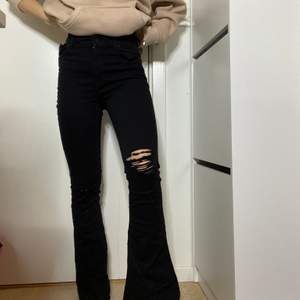 Svarta Bootcut jeans ifrån Gina tricot. Slitningar på båda knäna. Någorlunda långa i benen för mig som är 156 ish. Säljer pga att dom är för stora i midjan för mig. Använda ca 5 gånger. 