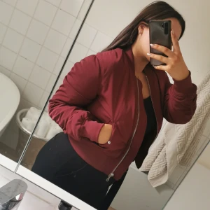 Oversized Bomberjacka stl 36 - Snygg vinröd oversized bomberjacka från hm Stl 36 men passar en 34 och 38, beror på om du vill ha den tight eller mer oversized. 